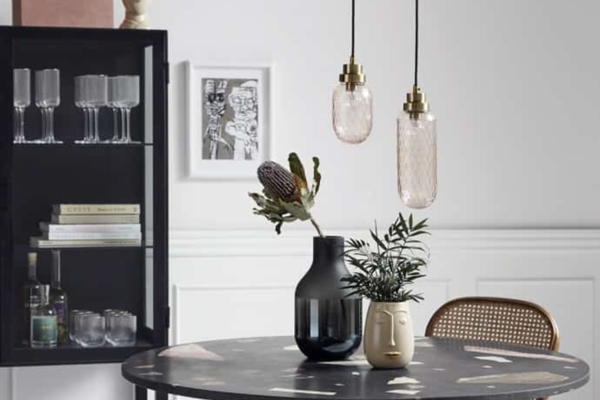 © Bois Dessus Bois Dessous : Lampe suspendue en verre rose et laiton